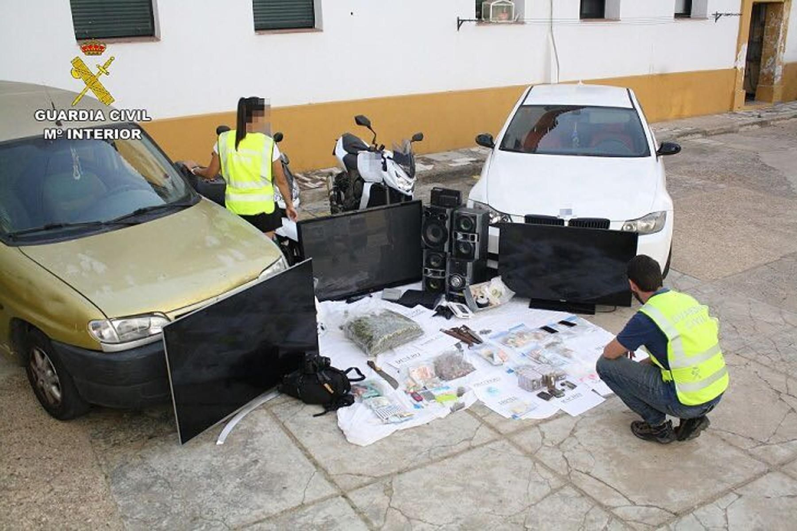 Material y droga incautados en la operación Osama de la Guardia Civil contra los narcos. Material y droga incautados en la operación Osama de la Guardia Civil contra los narcos.