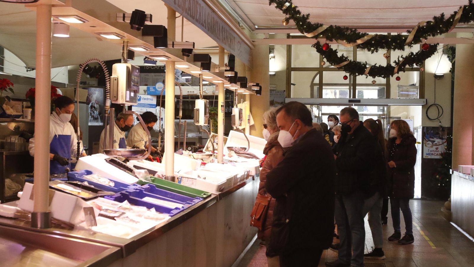 Clientes esperan ser atendidos en el Mercado de La Corredera