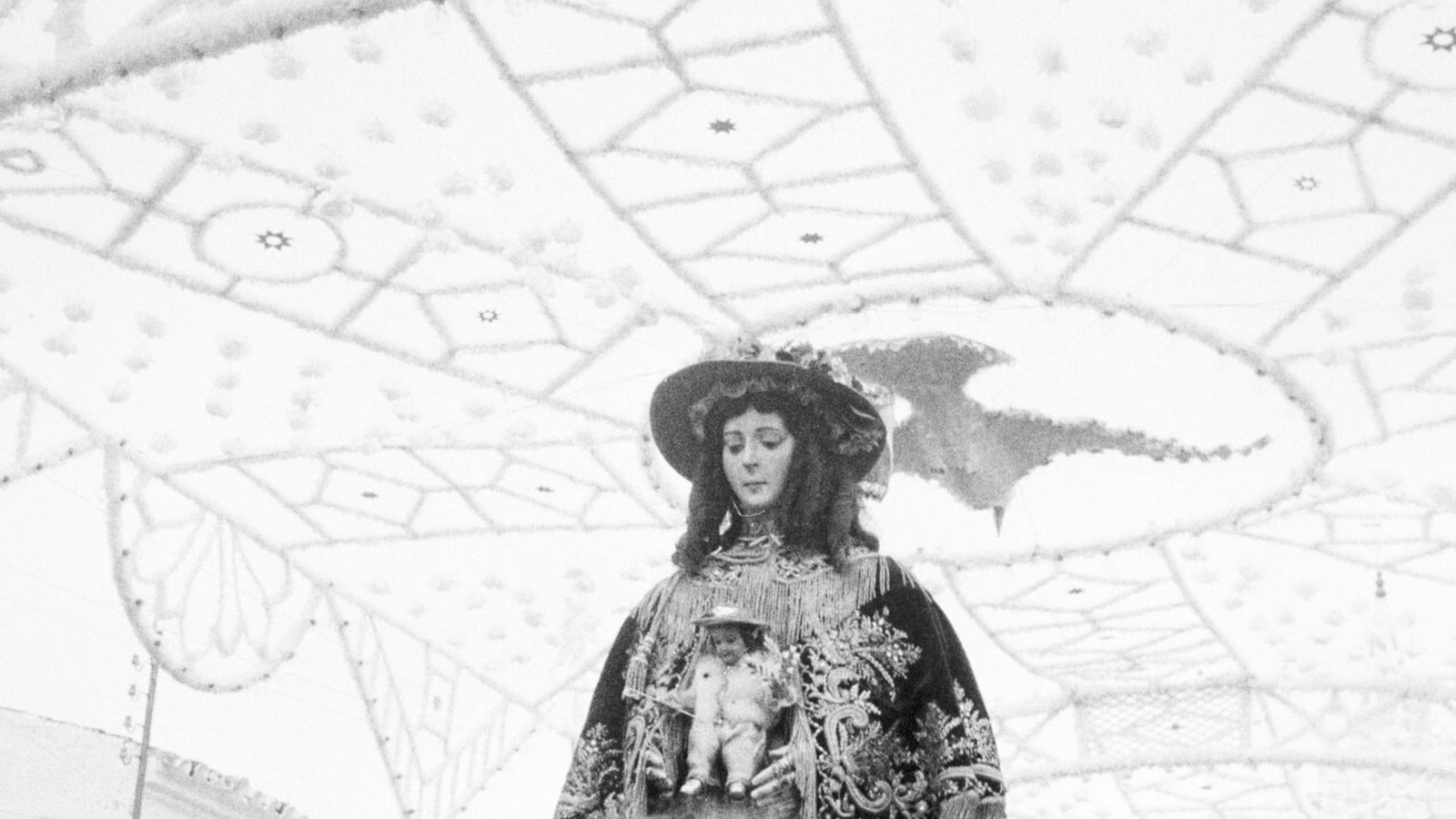 La Patrona de Almonte bajo la catedral efímera que se instaló en 1963 para su venida.