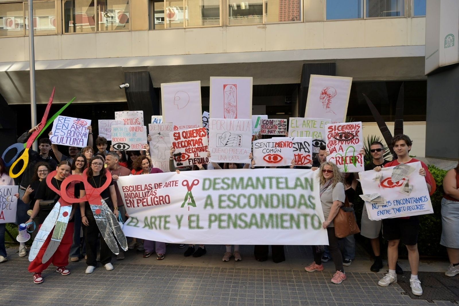 La protesta de la comunidad educativa de la Escuela de Arte y Superior ...