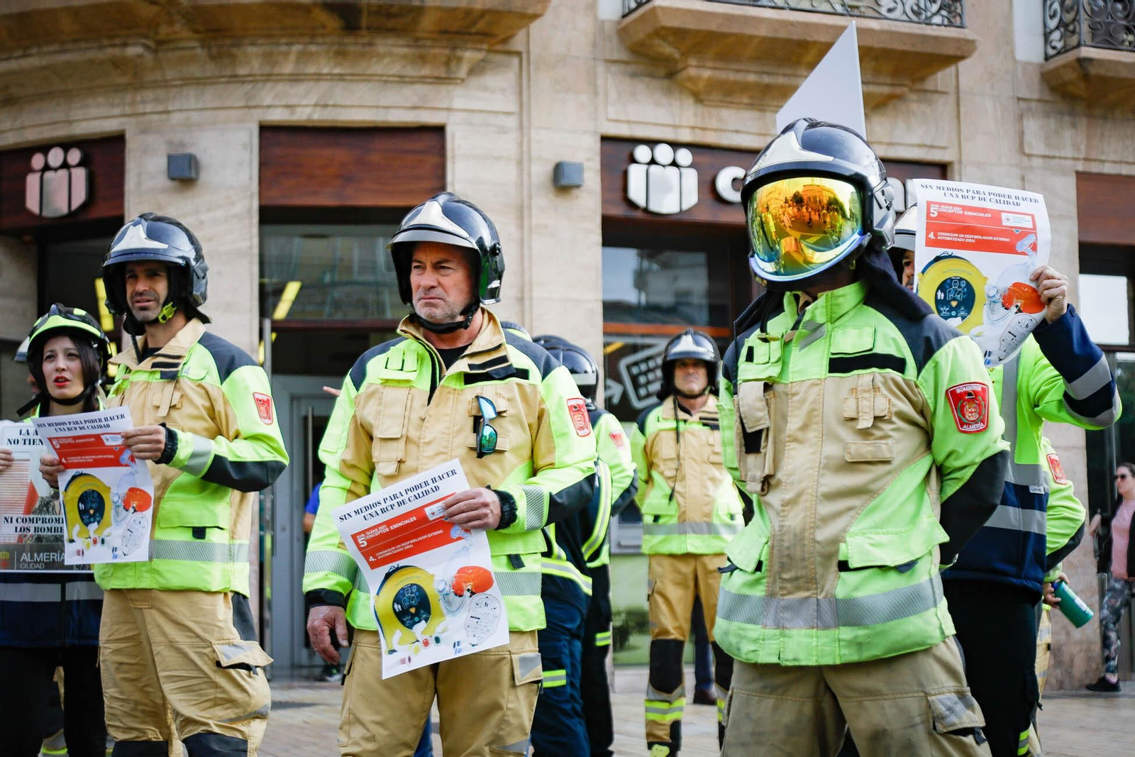 Imágenes de la manifestación de bomberos en Almería