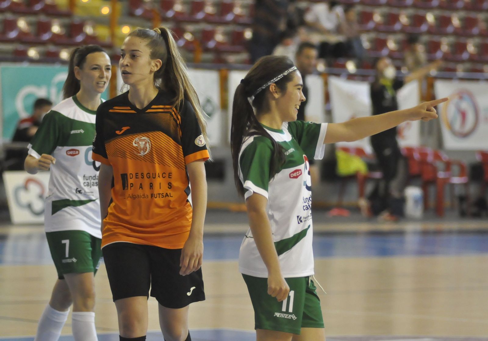 África Lozano celebra un gol durante un partido del curso pasado.