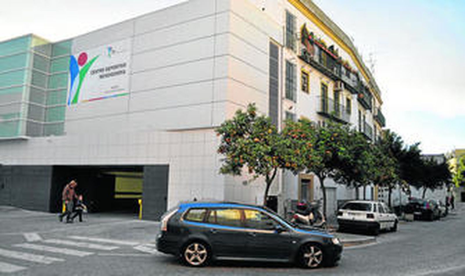 La instalación deportiva de Mendigorría, en pleno centro, acoge en su interior el aparcamiento subterráneo de seis plantas.