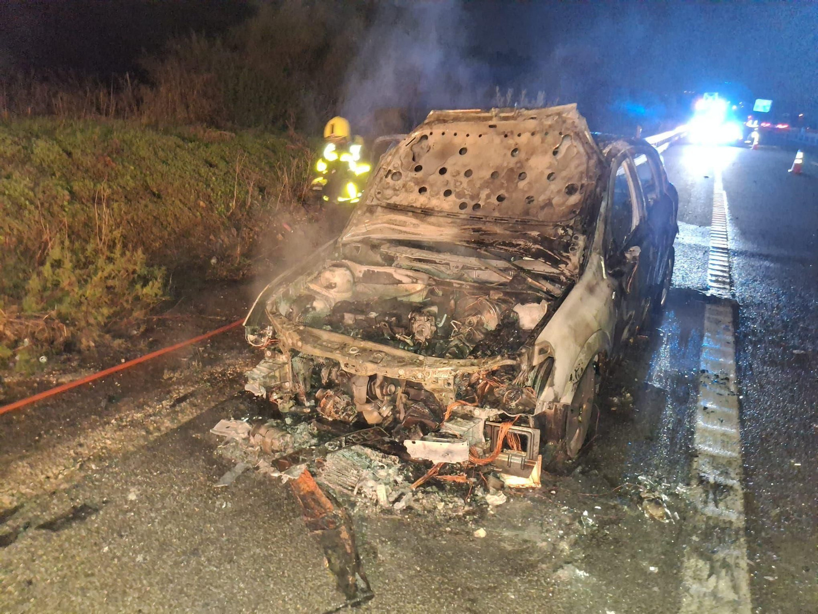 El vehículo calcinado en el arcén de la AP-7.