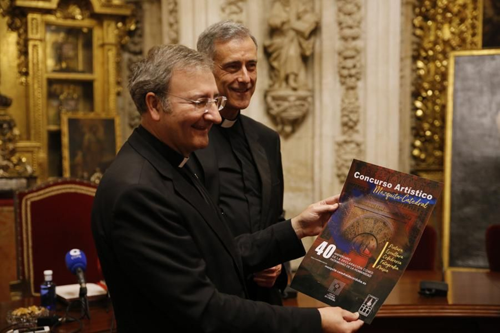Joaquín Alberto Nieva y Jesús Daniel Alonso presentan el concurso artístico.