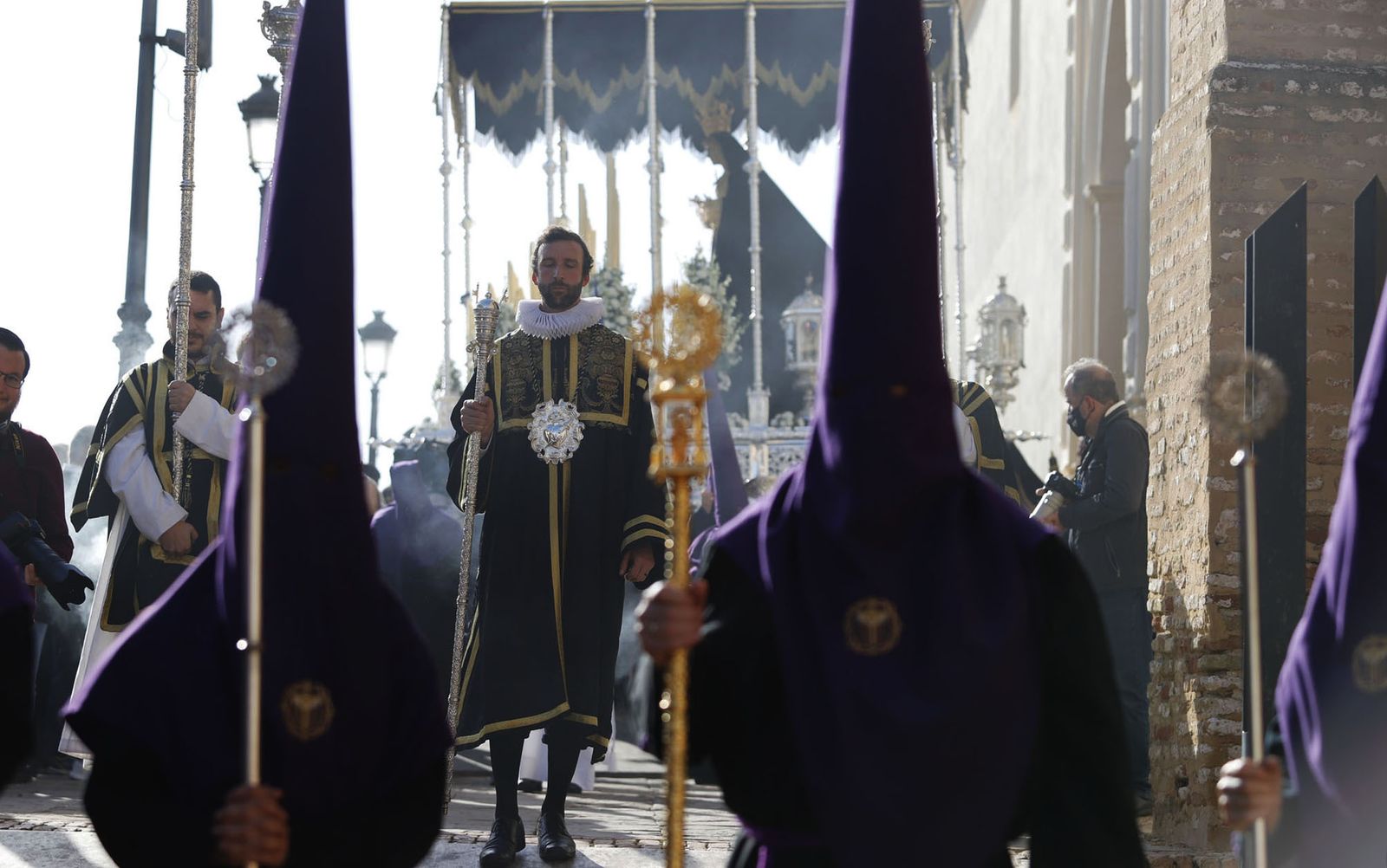 La Hermandad del Descendimiento en su recorrido por las calles de Huelva el Viernes Santo