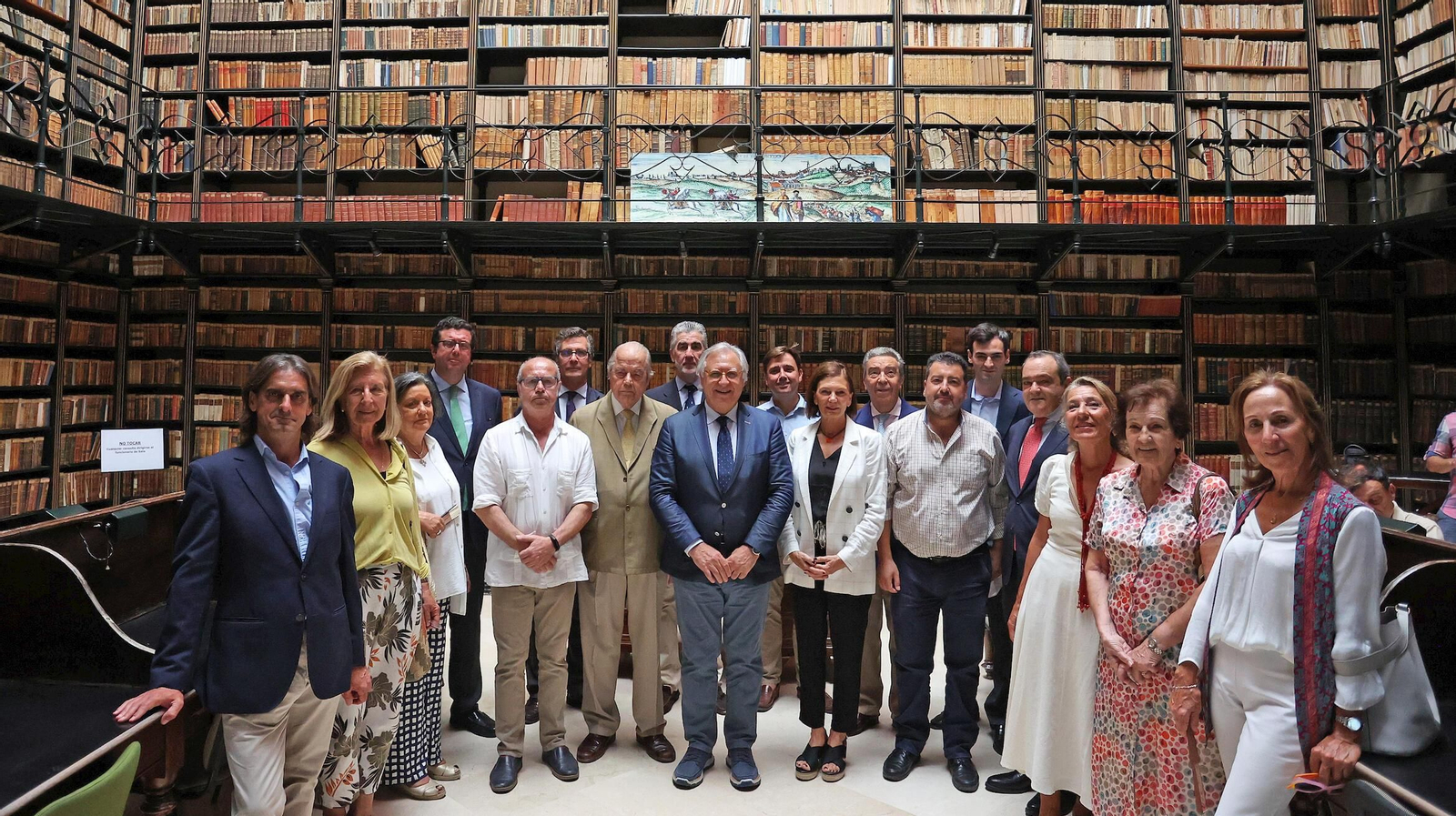 Miembros de la familia García-Figueras posan junto a Francisco Camas y Carla Puerto, de la Delegación de Cultura, y Natalio Benítez.
