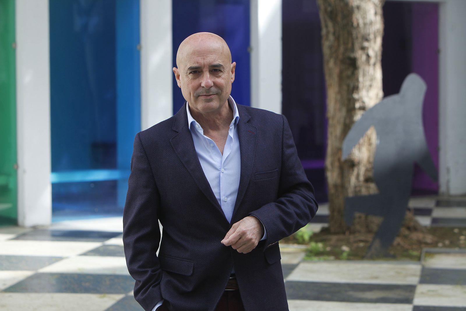 Luis Martínez Montiel en el patio del Centro de Iniciativas Culturales de la Universidad de Sevilla, Cicus.