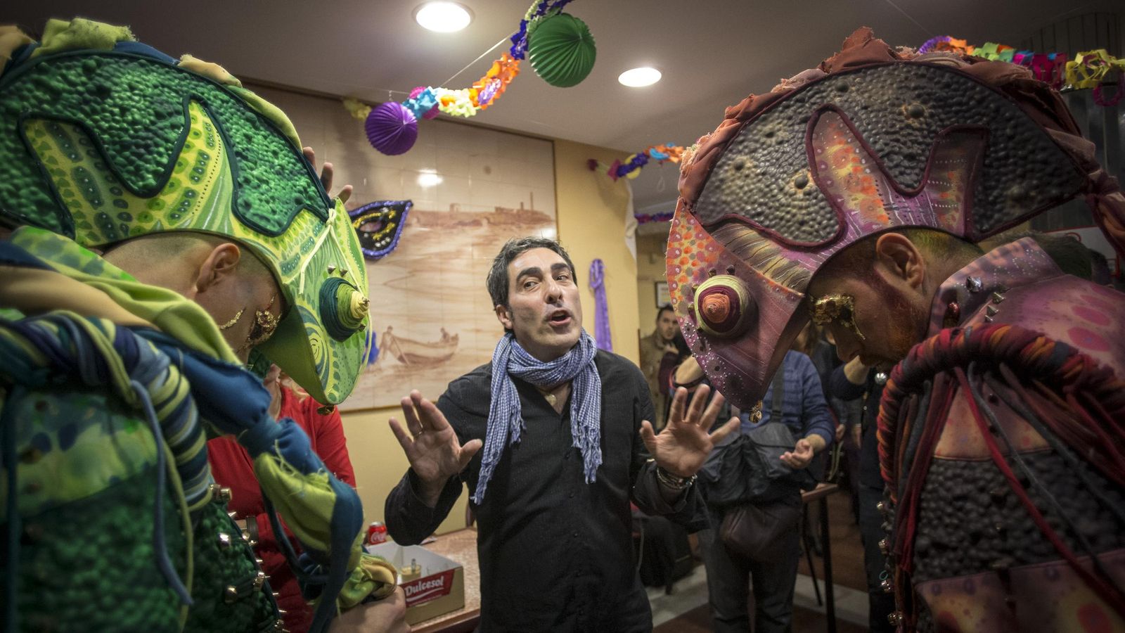 Martínez Ares se dirige a su comparsa ‘Los cobardes’ justo antes ir hacia el Falla para ejecutar su regreso en 2016.