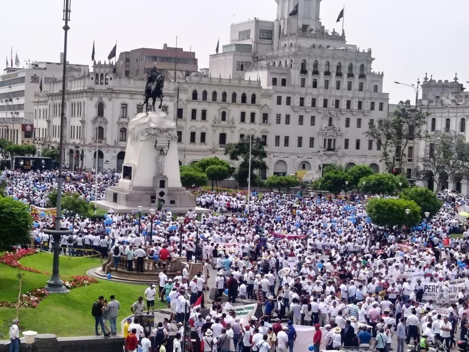 Panorámica de la manifestación en Lima a favor de La Fiesta. Panorámica de la manifestación en Lima a favor de La Fiesta.