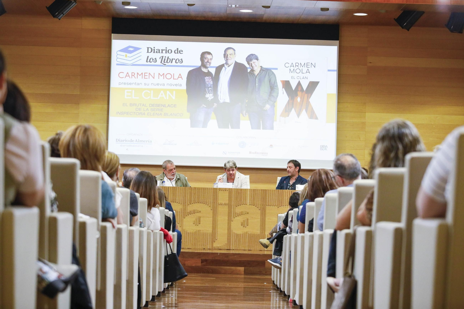 Carmen Mola presenta su libro "El clan" en la Casa de las mariposas de Almería, en imágenes