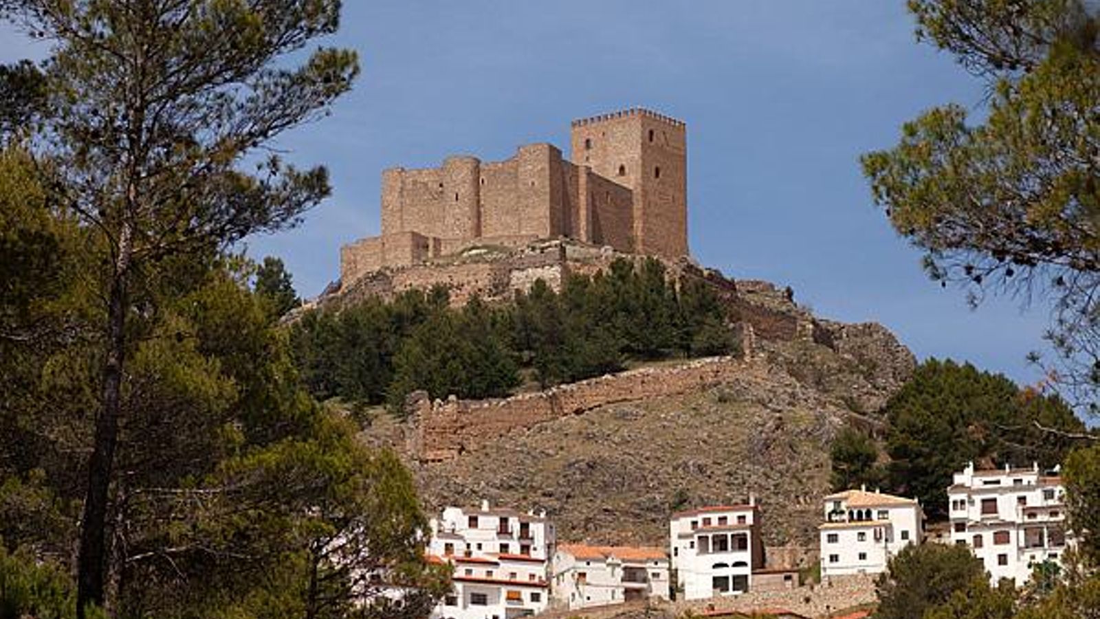El Castillo de Segura de la Sierra es el más elevado de toda la provincia.