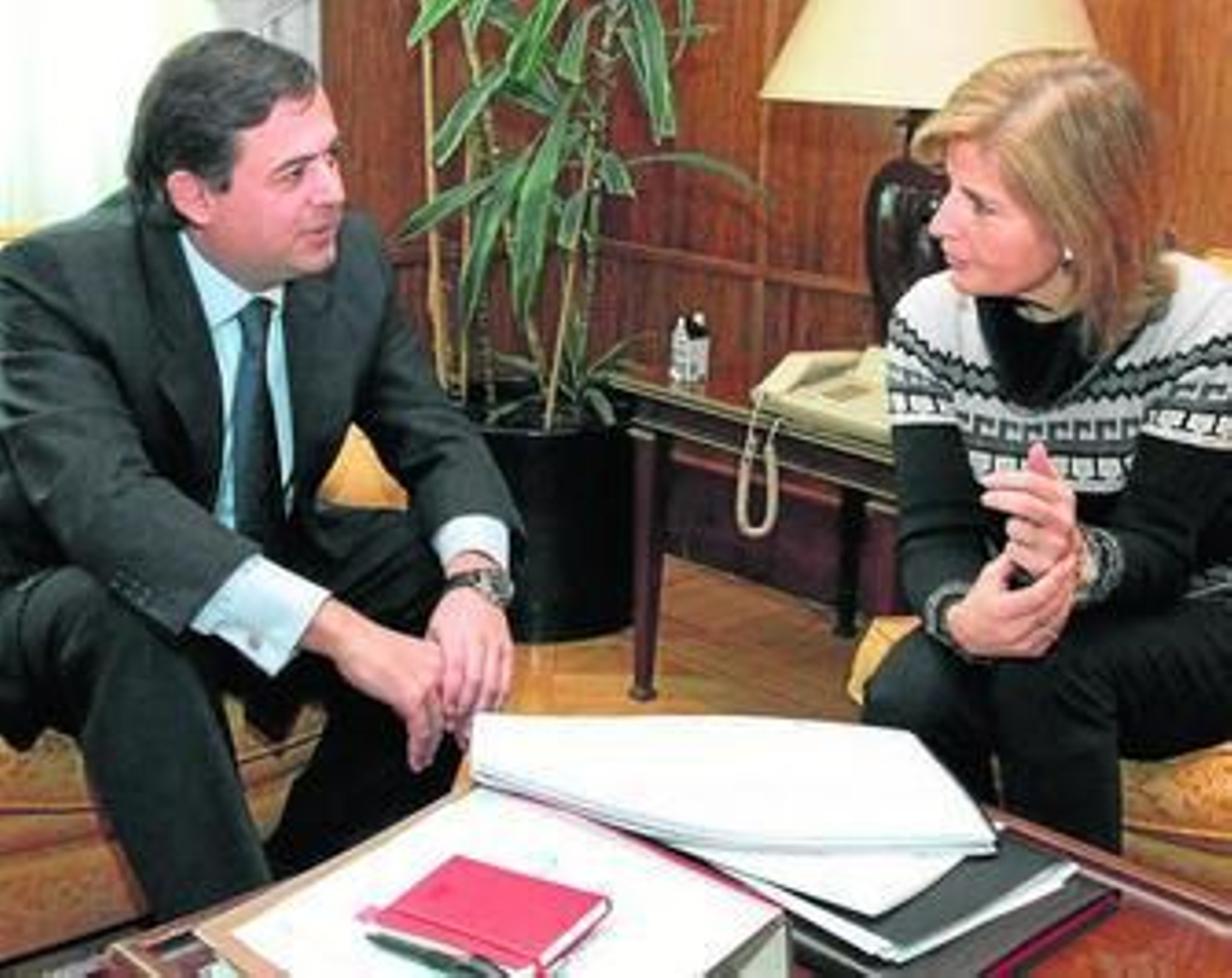 Un momento de la reunión de la alcaldesa con el secretario de Estado de Medio Ambiente.