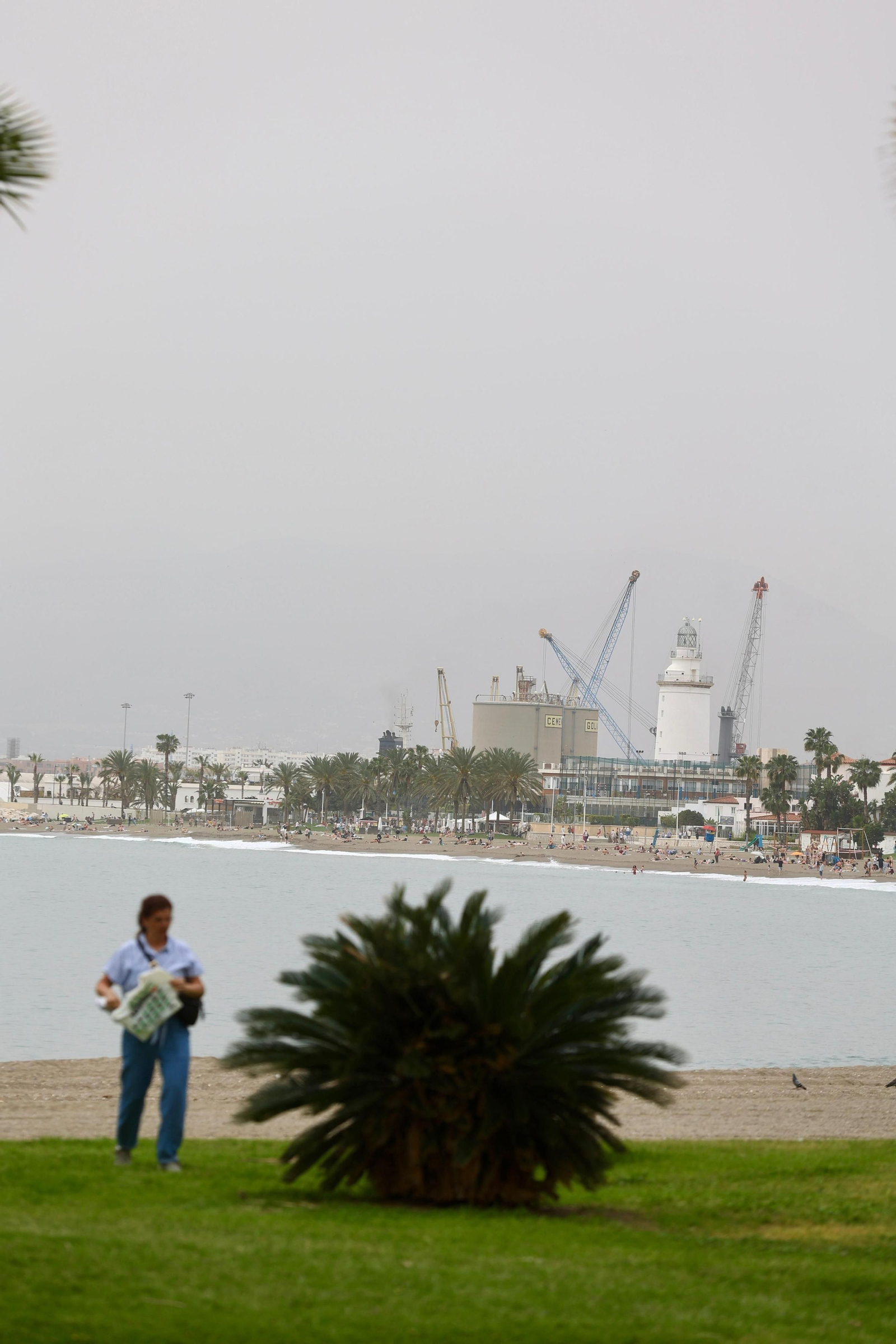 La calima nubla Málaga un fin de semana de calor