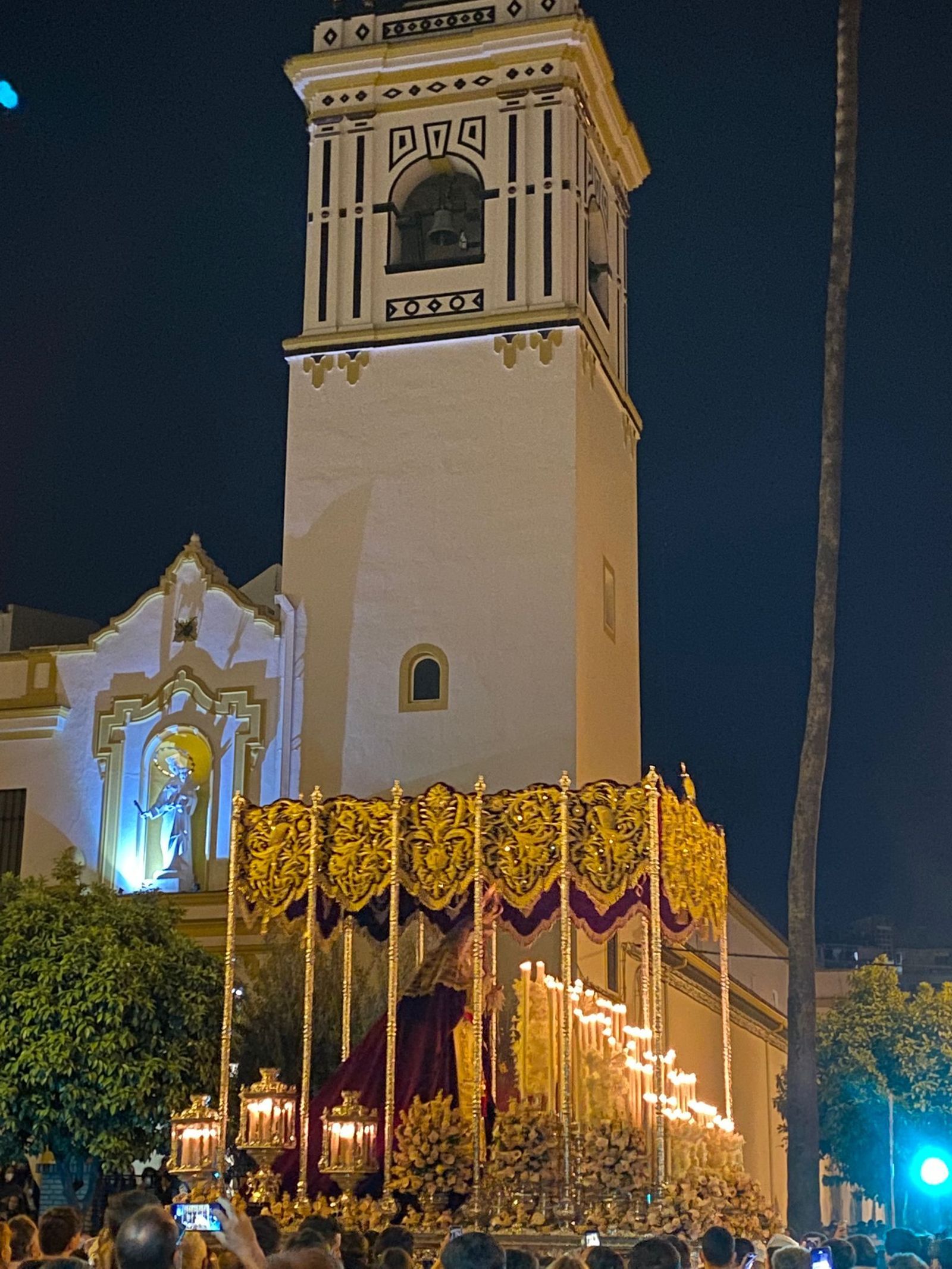 El palio de La Milagrosa en la noche del Sábado de Pasión
