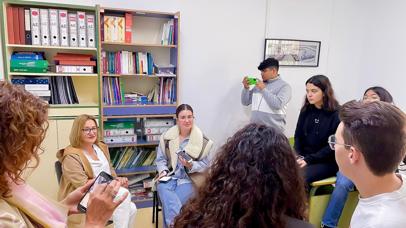 Momento de la entrevista con alumnos de este centro educativo