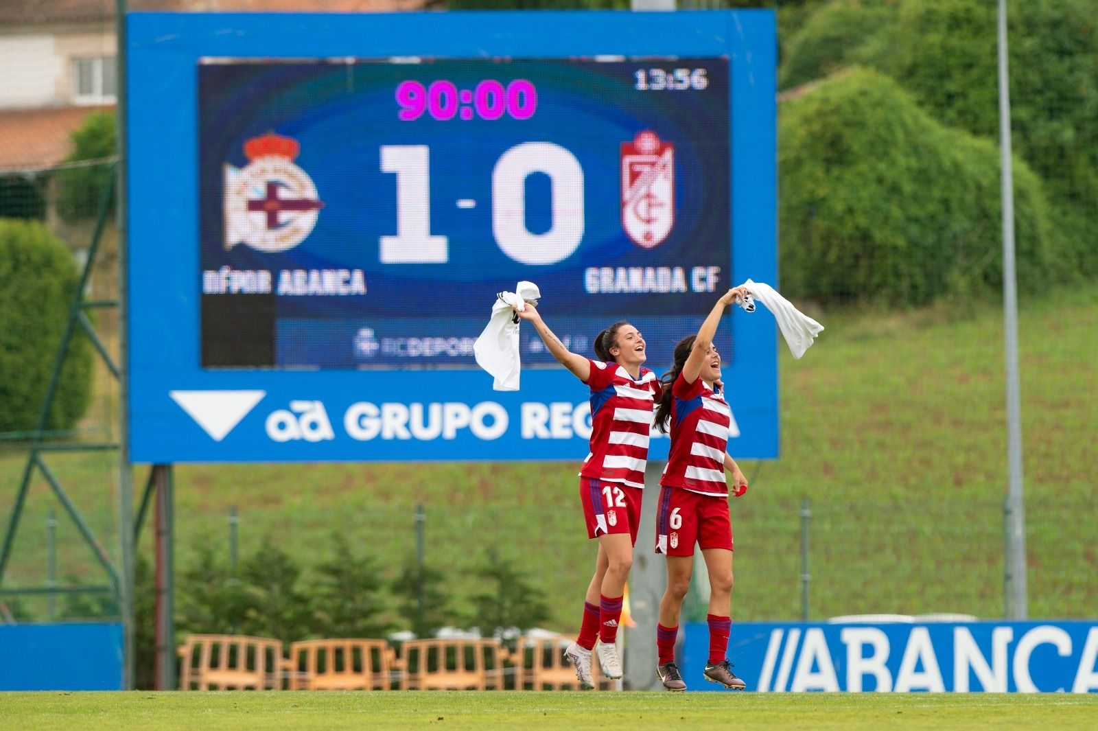 Alba Pérez y Alicia celebran el ascenso en Abegondo.