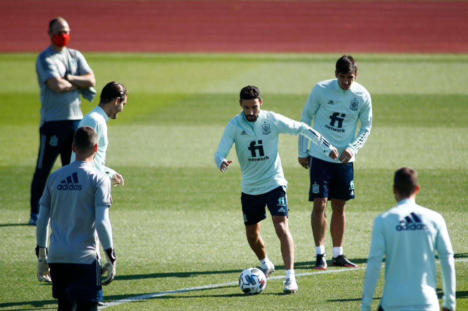 Jesús Navas conduce el balón ante un sonriente Campaña en Las Rozas.