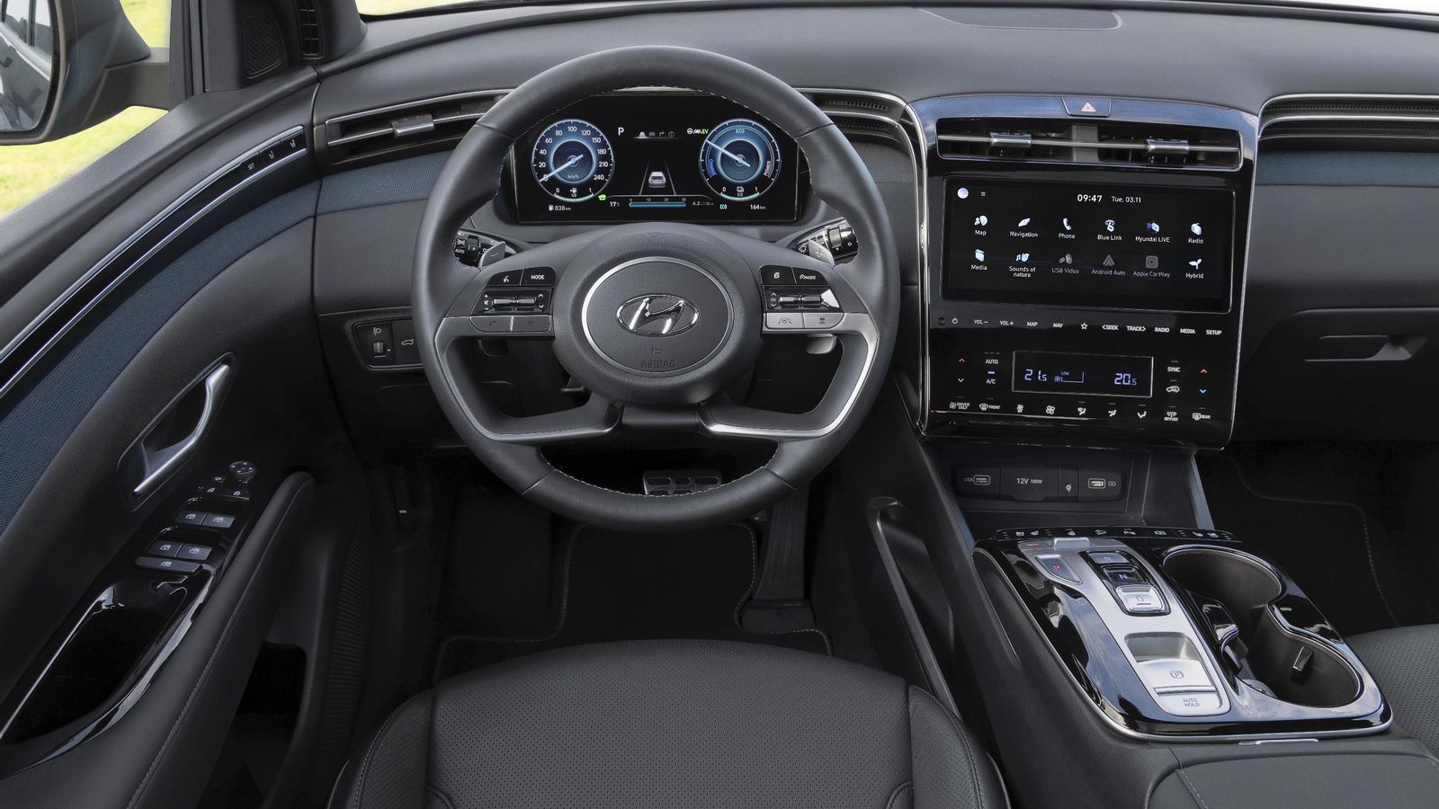 Los híbridos apenas difieren de otras versiones por la incorporación de un modo Hybrid en su pantalla central o la posibilidad de seleccionar con un mando en la consola diferentes ajustes, según el terreno, del motor o ayudas electrónicas a la tracción.