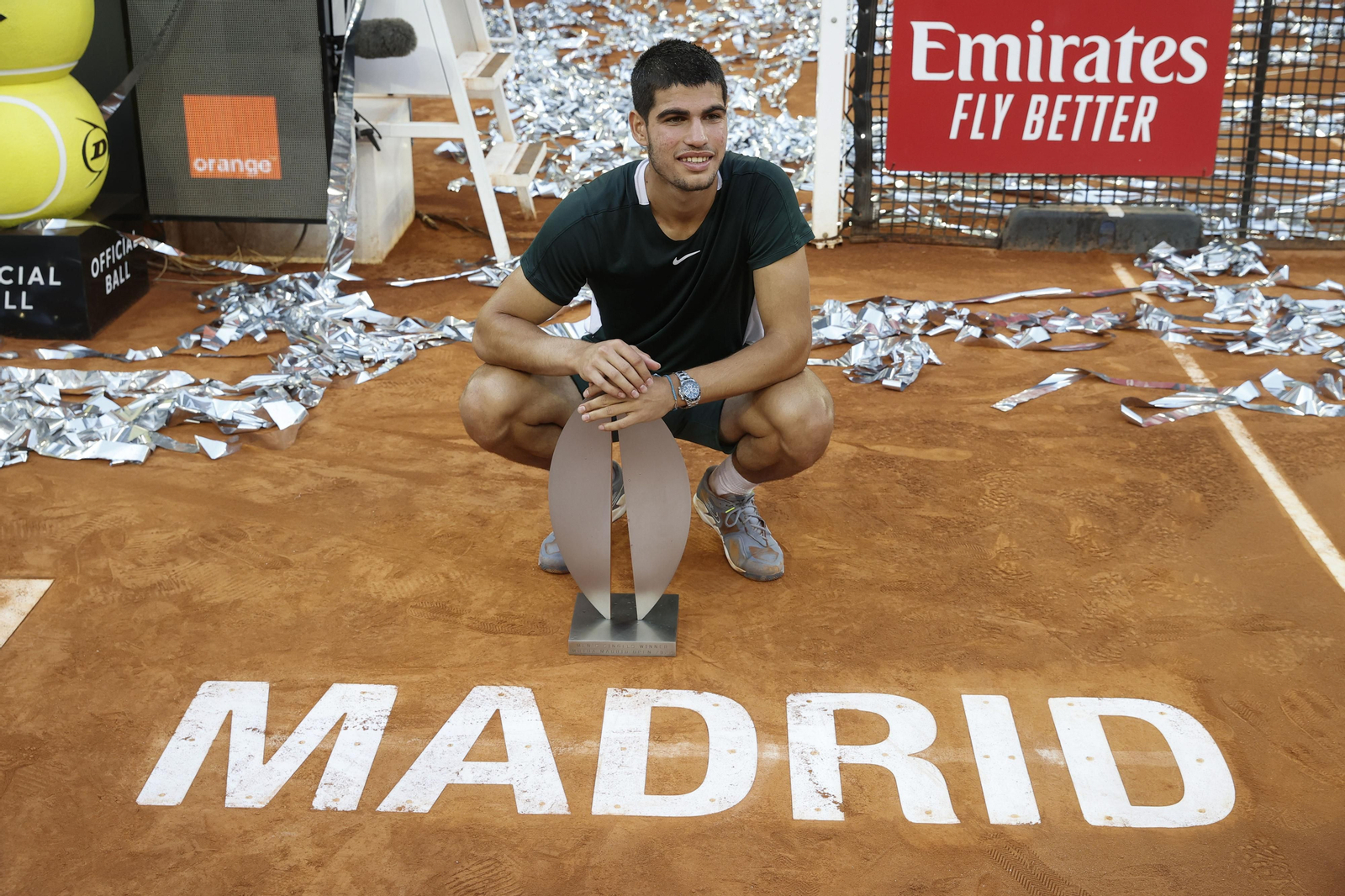 Alcaraz posa con el trofeo de ganador en Madrid.