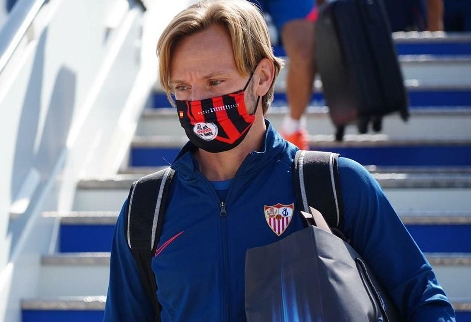 Rakitic desciende del avión que trajo al Sevilla de vuelta de Budapest.