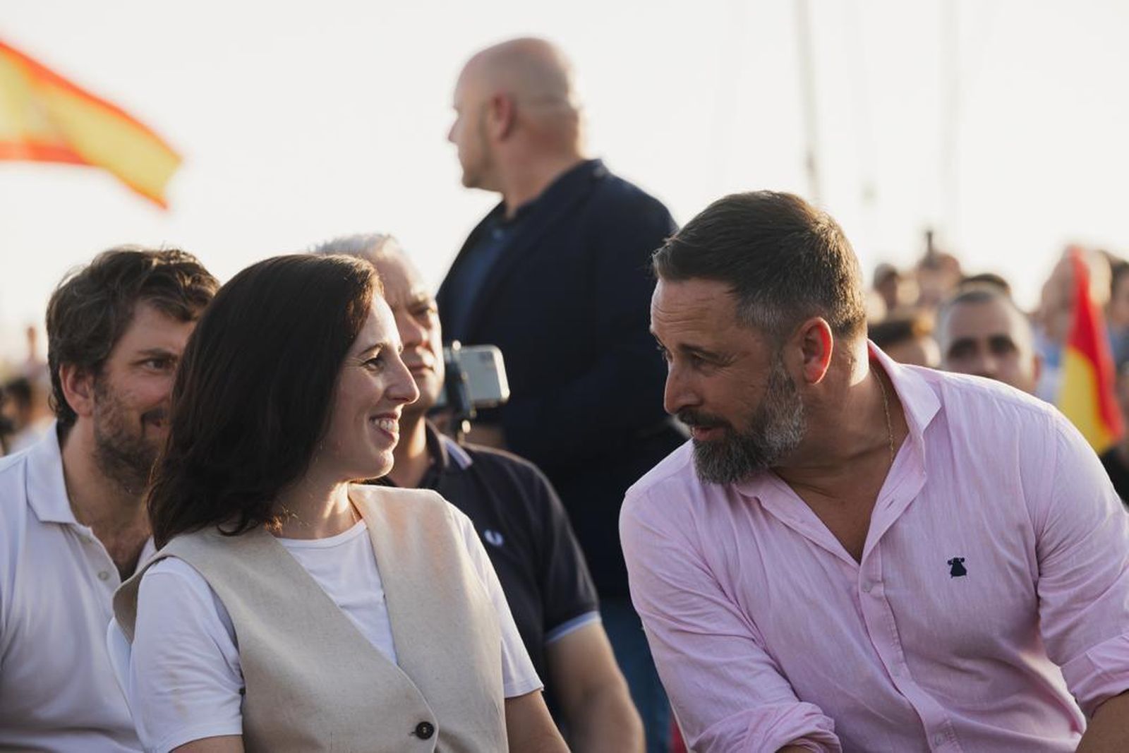 Rocío de Meer charla con el candidato de Vox a presidente del Gobierno, Santiago Abascal.