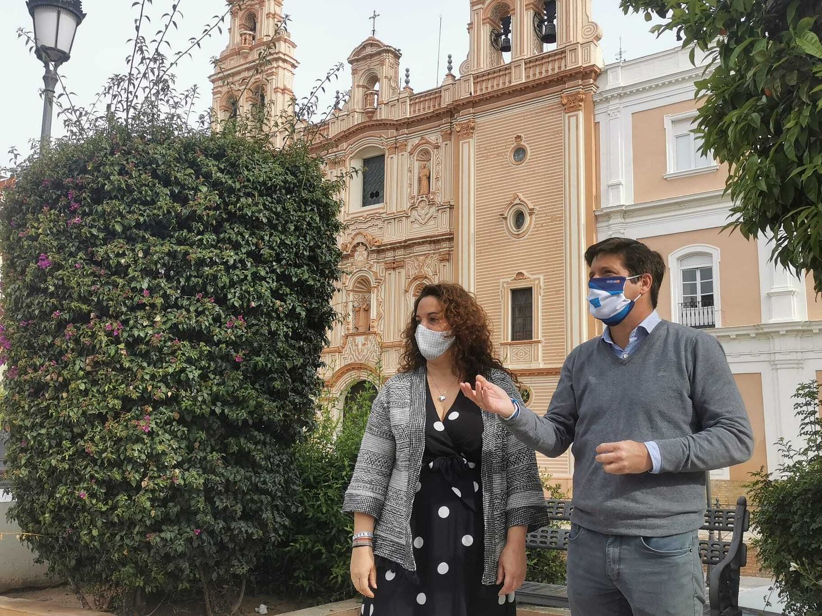 Los ediles de Ciudadanos Noelia Álvarez y Guillermo García de Longoria, en La Merced.