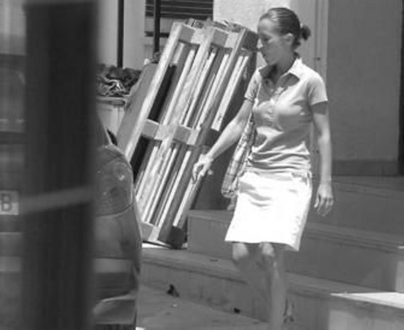 Patricia Rojo, ayer, abandona la Comisaría de Policía.