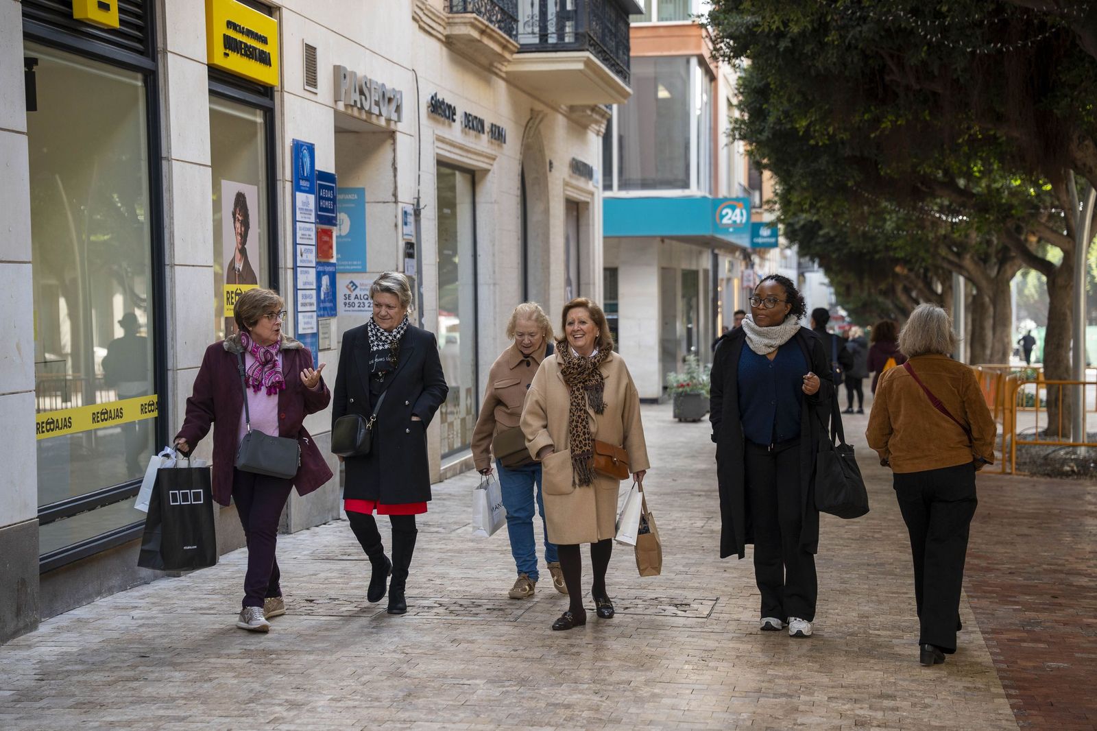 El comienzo de la campaña de rebajas en Almería, en imágenes
