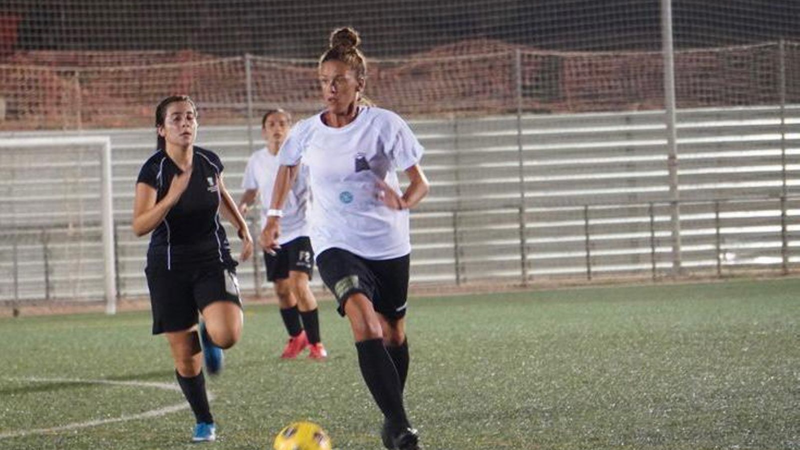 Miriam Bornao en una jugada con la contrincante