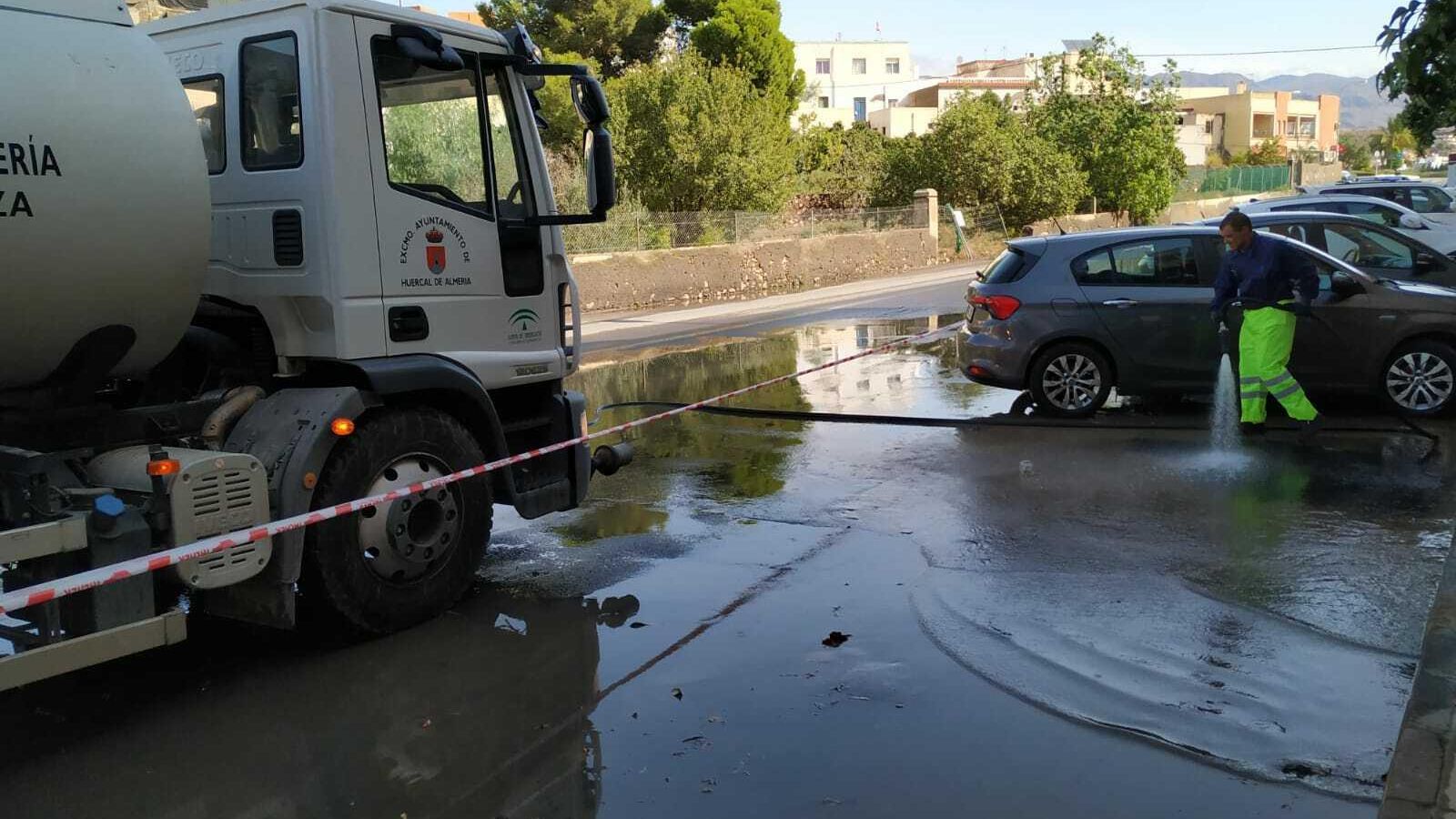 Trabajos en la carretera del Campamento, donde el agua ha llegado a alcanzar los 60 centímetros