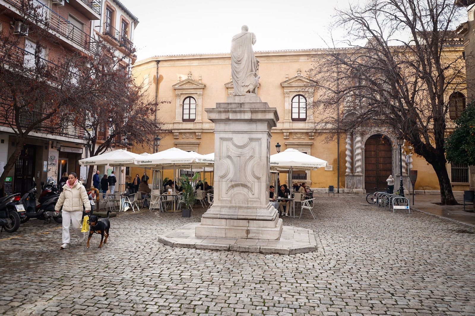 A la estatua le falta un brazo.