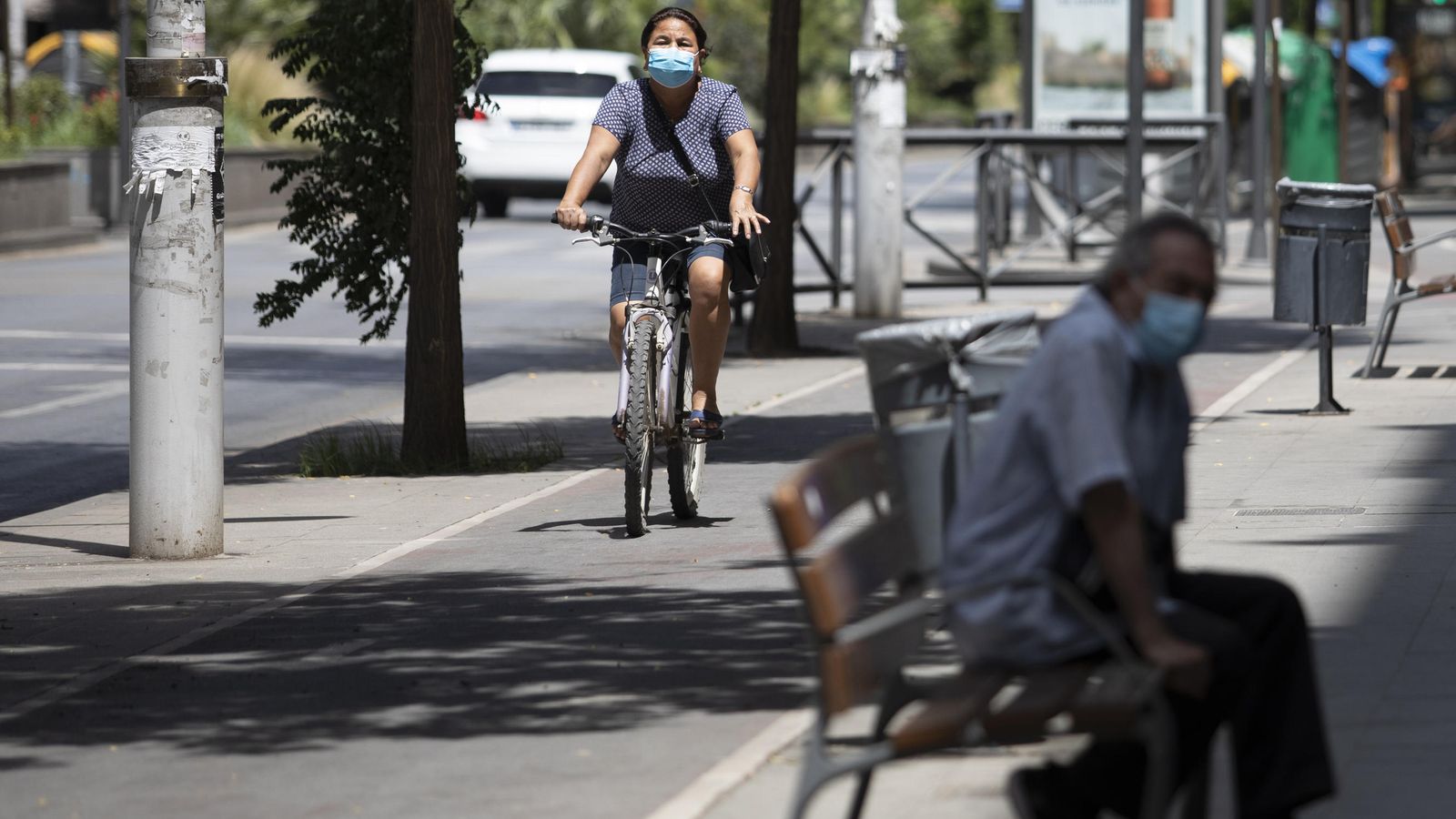 Una ciclista granadina en uno de los carriles bici que existen en la capital.