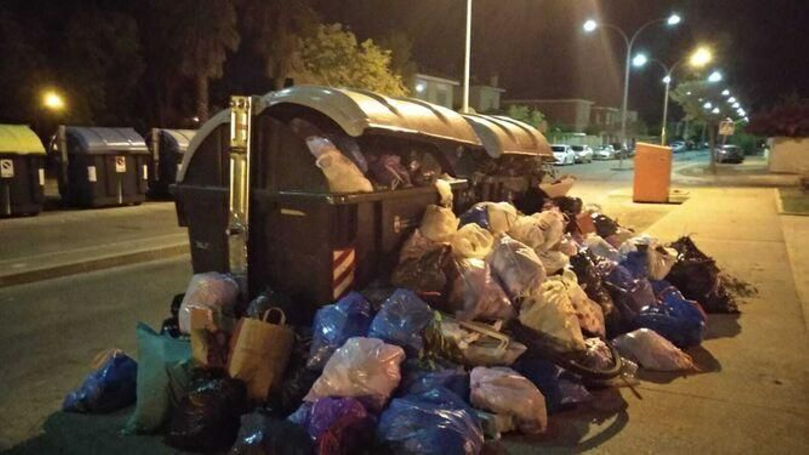Contenedores en Valdelagrana el pasado mes de agosto. Contenedores en Valdelagrana el pasado mes de agosto.