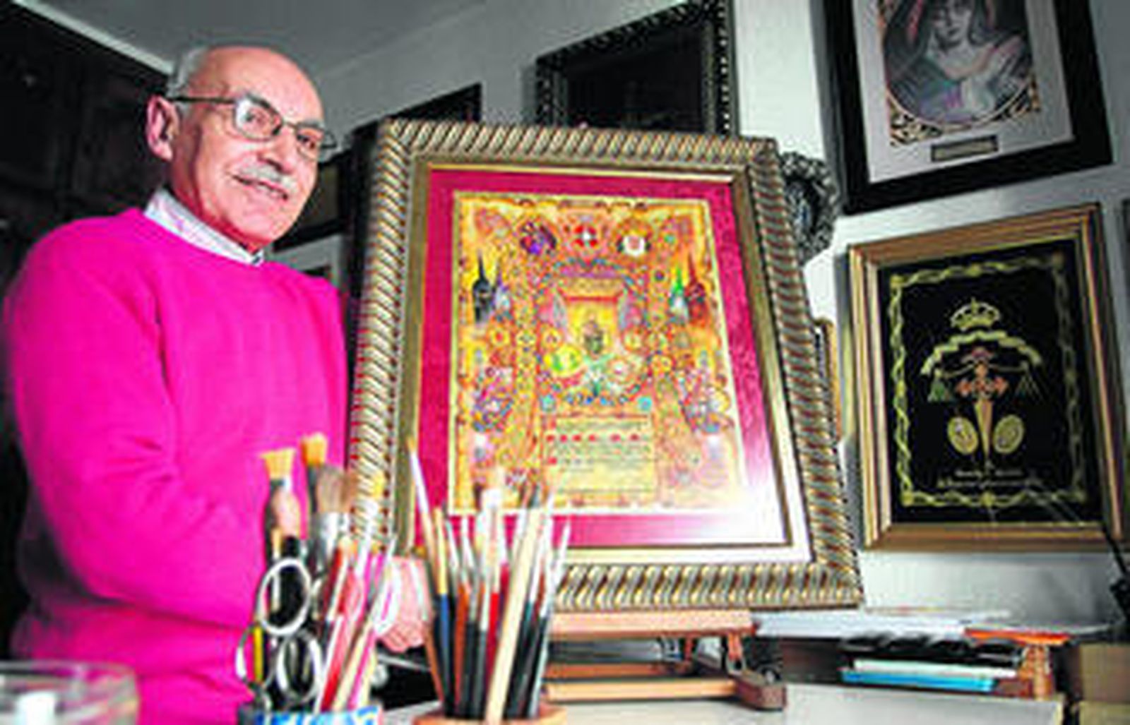 Francisco Llonís posa junto al pergamino de José Antonio Vieira unos días antes del pregón oficial.