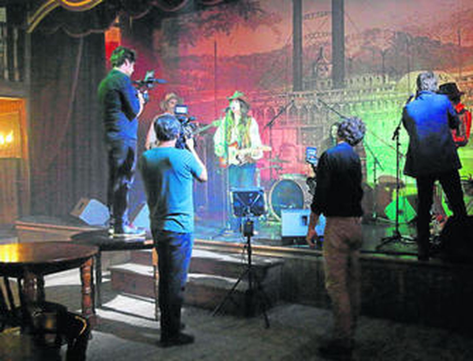 Izia ayer durante el rodaje en el salón del Minihollywood donde la grabaron cuatro cámaras.