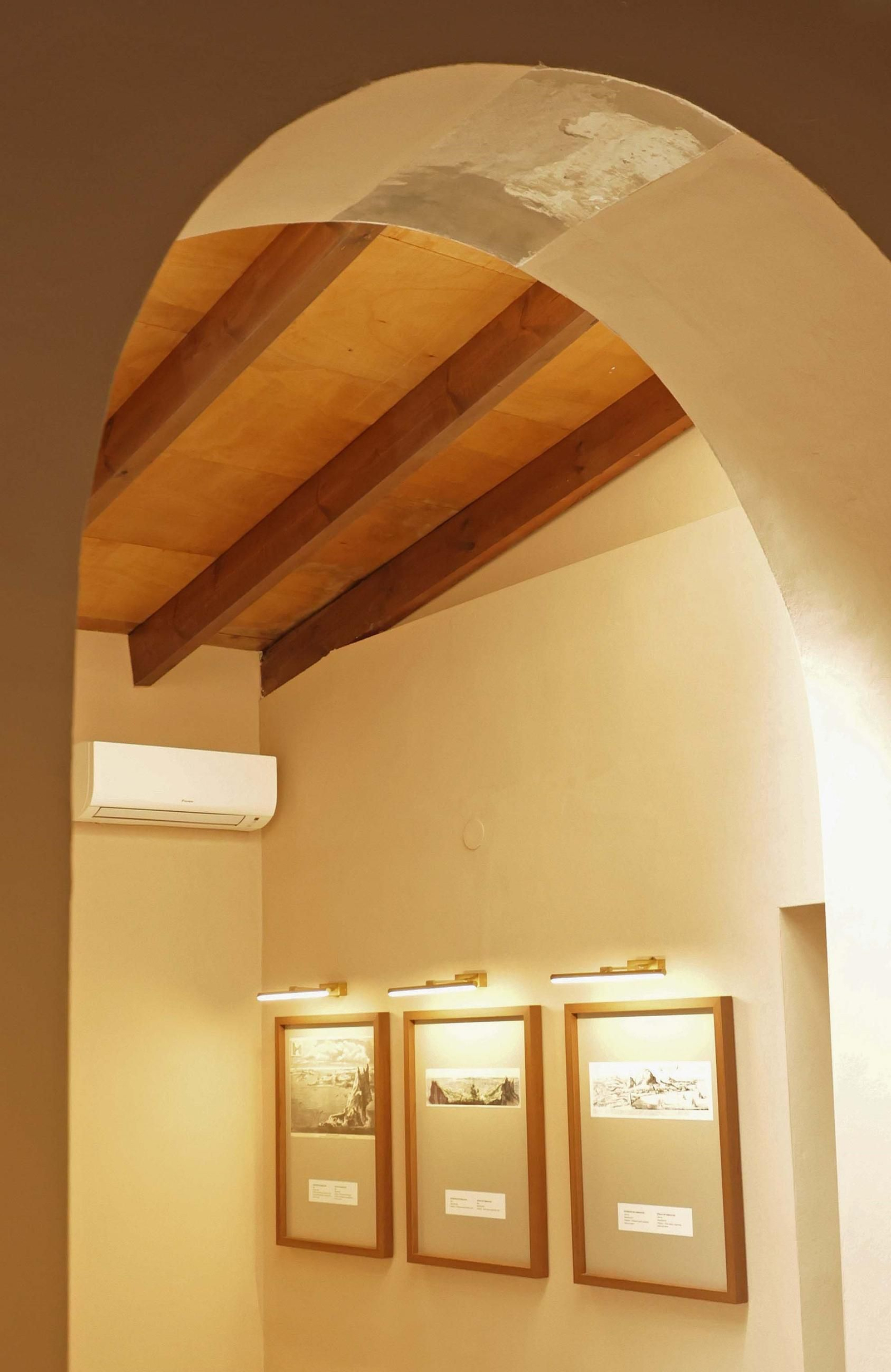 Las humedades son una constante en este edificio histórico del siglo XVIII, ubicado sobre el antiguo cauce del río de la Miel.