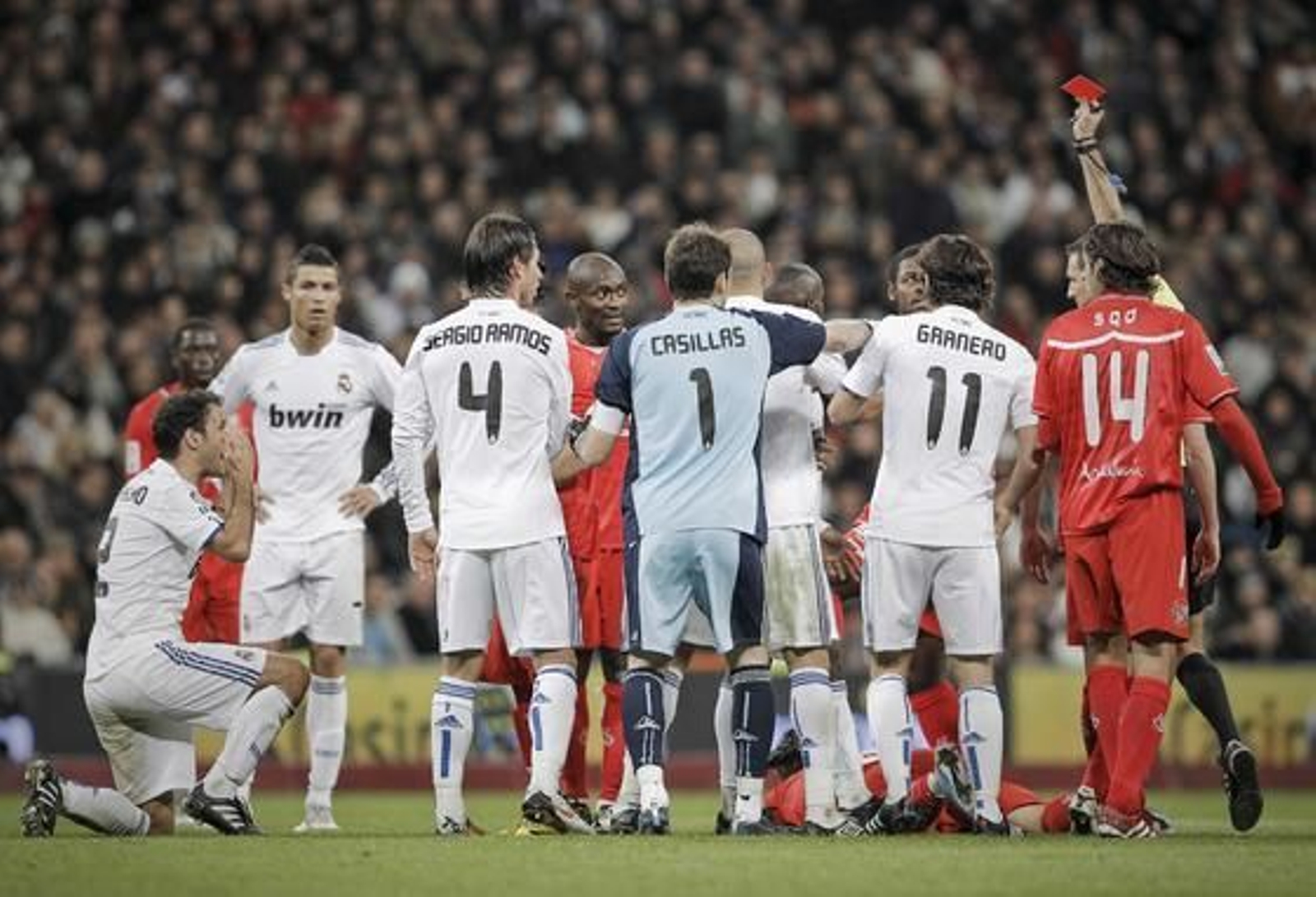 El Sevilla cae en el Bernabéu pese a jugar con un jugador más durante casi media hora. / EFE