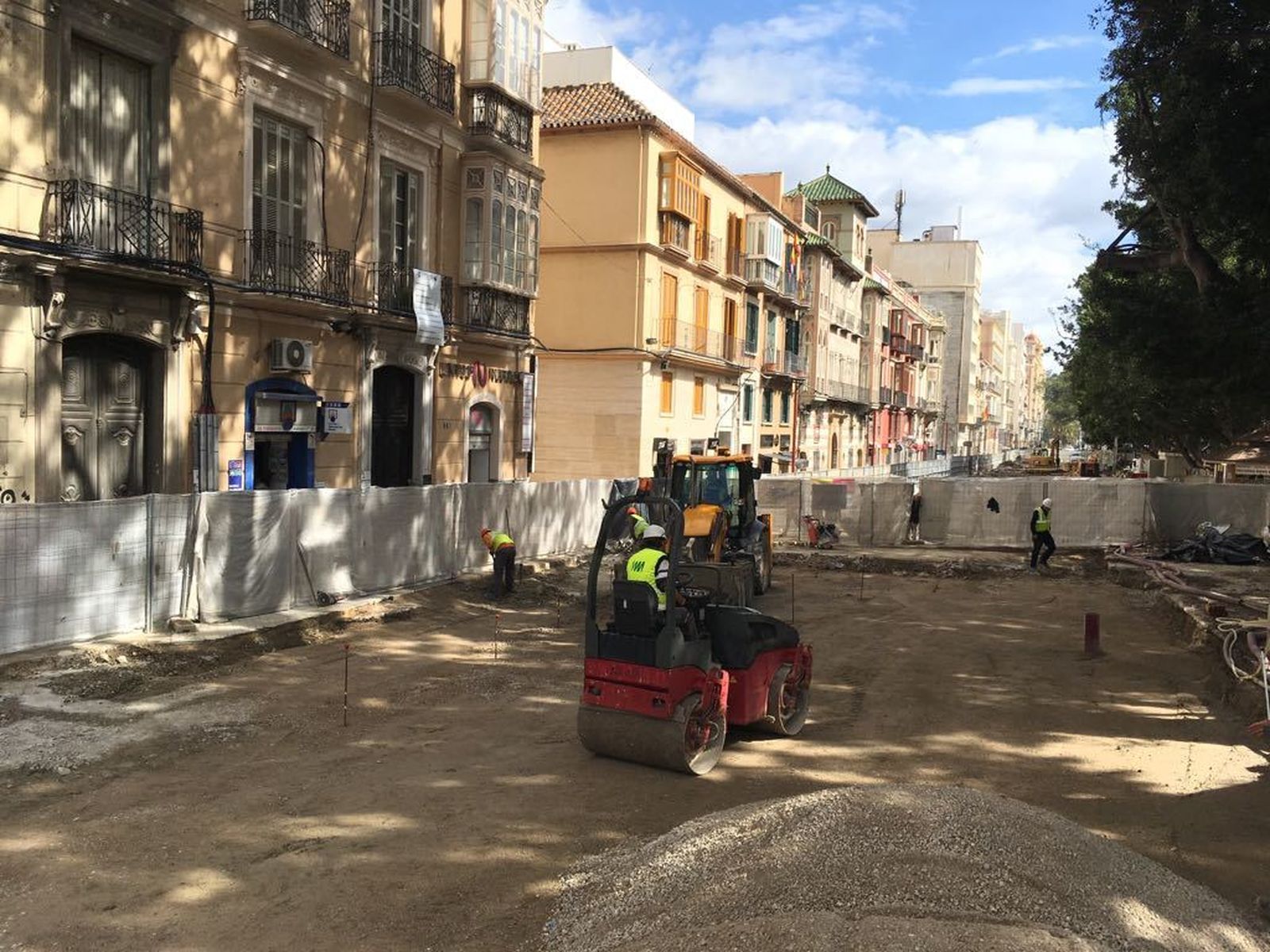 Adaptan las obras del Metro en la Alameda Principal para que pasen los tronos.