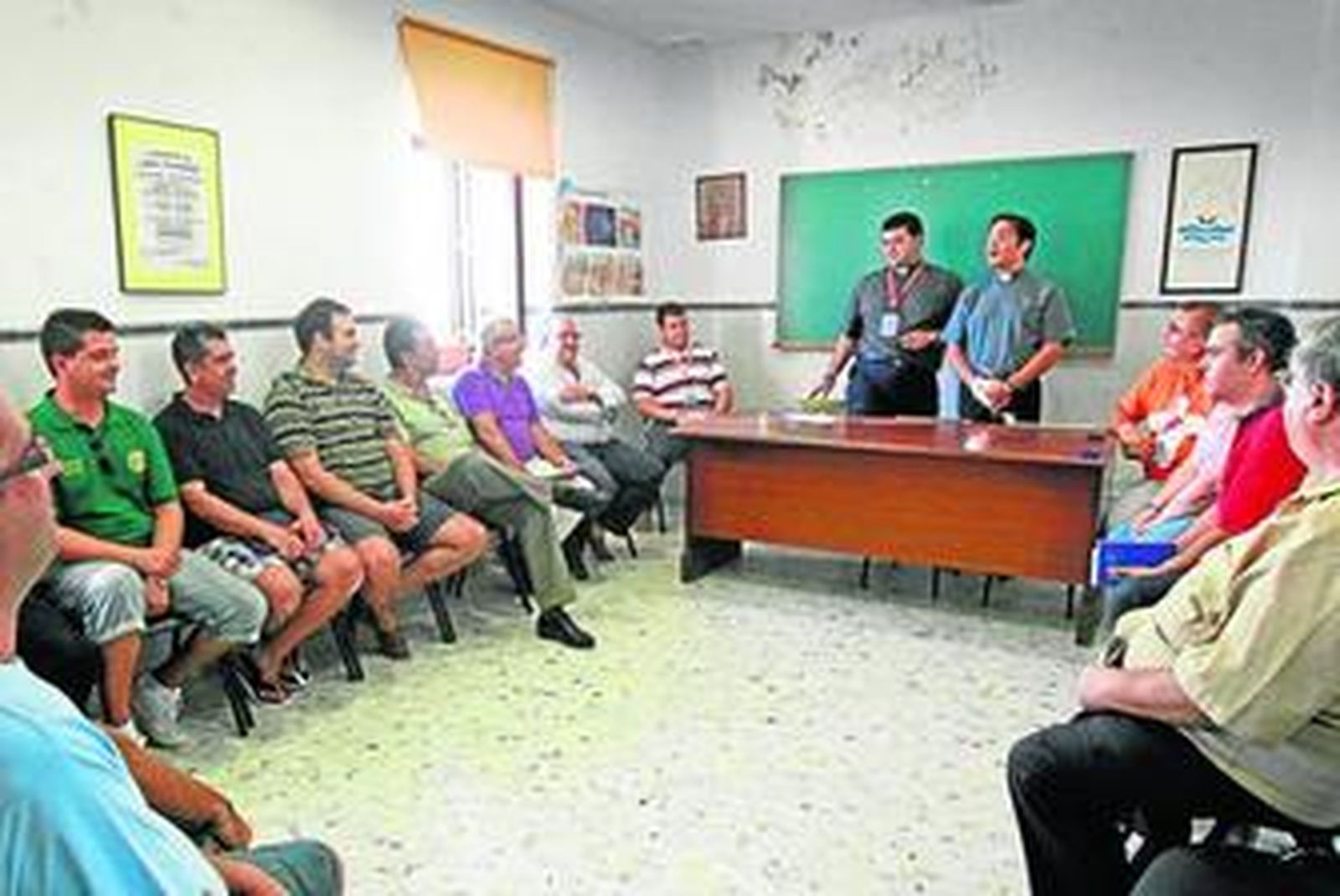 Un momento de la reunión mantenida ayer en Santa Cruz entre los representantes de las hermandades y los organizadores del vía crucis.