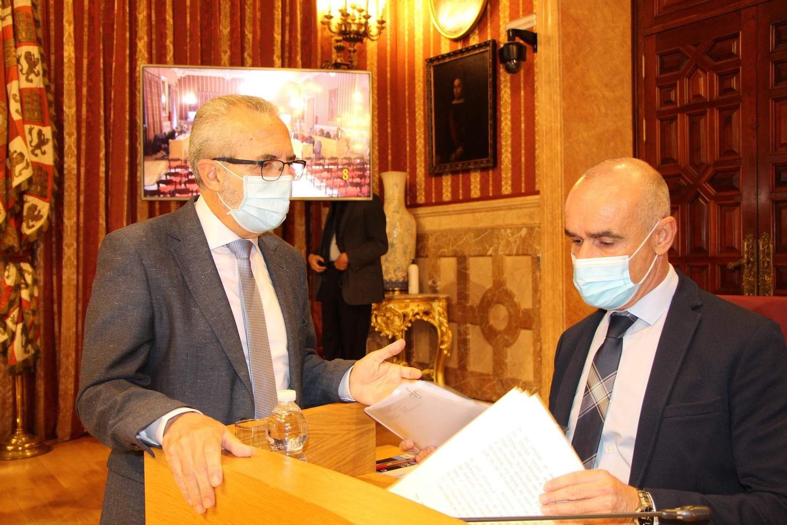 Foto de archivo del delegado de Hábitat Urbano y Cohesión Social, Juan Manuel Flores, junto al alcalde de Sevilla, Antonio Muñoz, durante un pleno municipal.