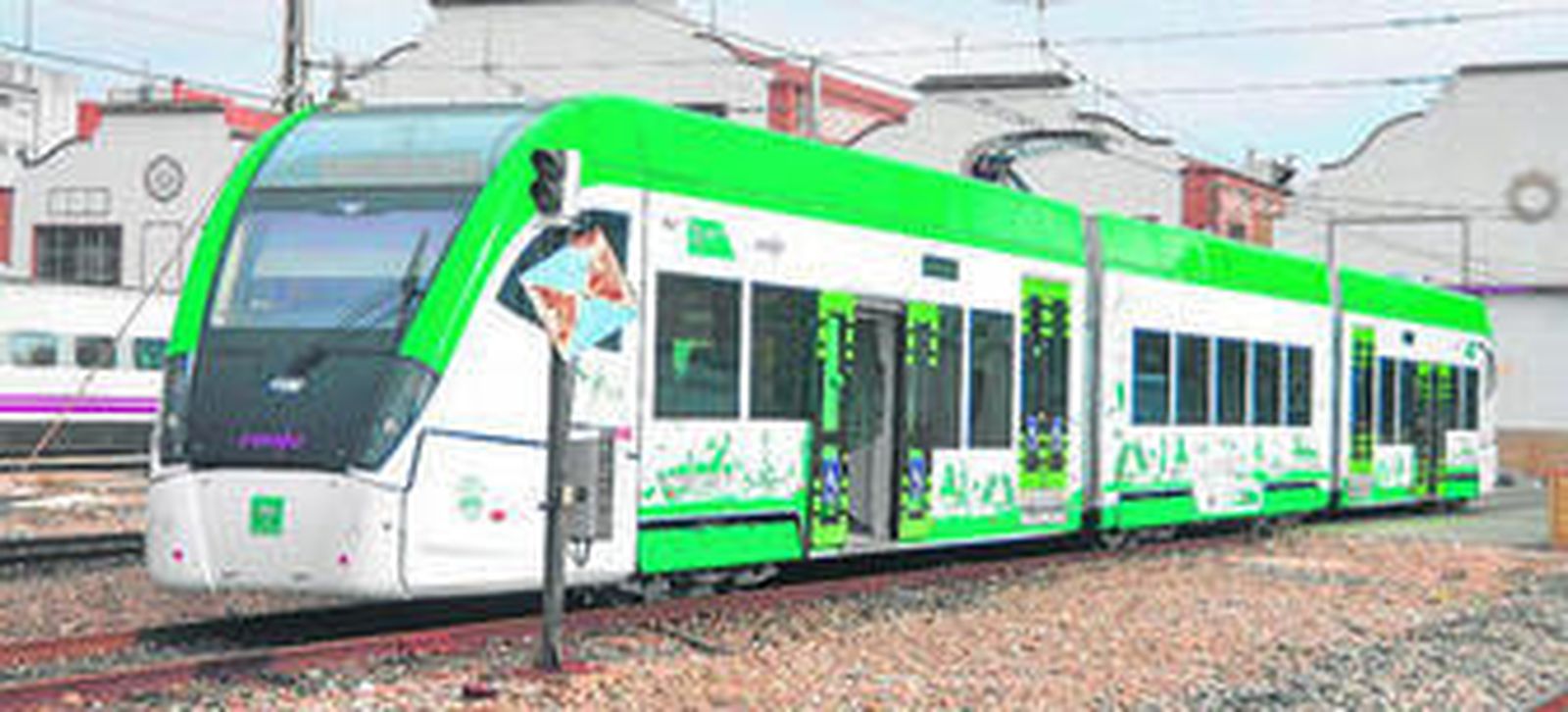 La unidad móvil del tren-tranvía que esta noche llegará a La Isla, junto a los talleres de Santa Justa en Sevilla, preparándose para el traslado de hoy.