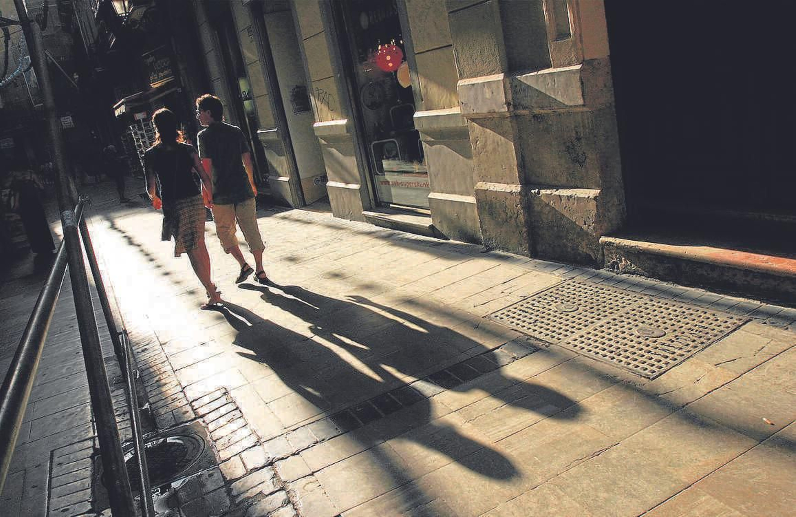 Una pareja camina por una calle.
