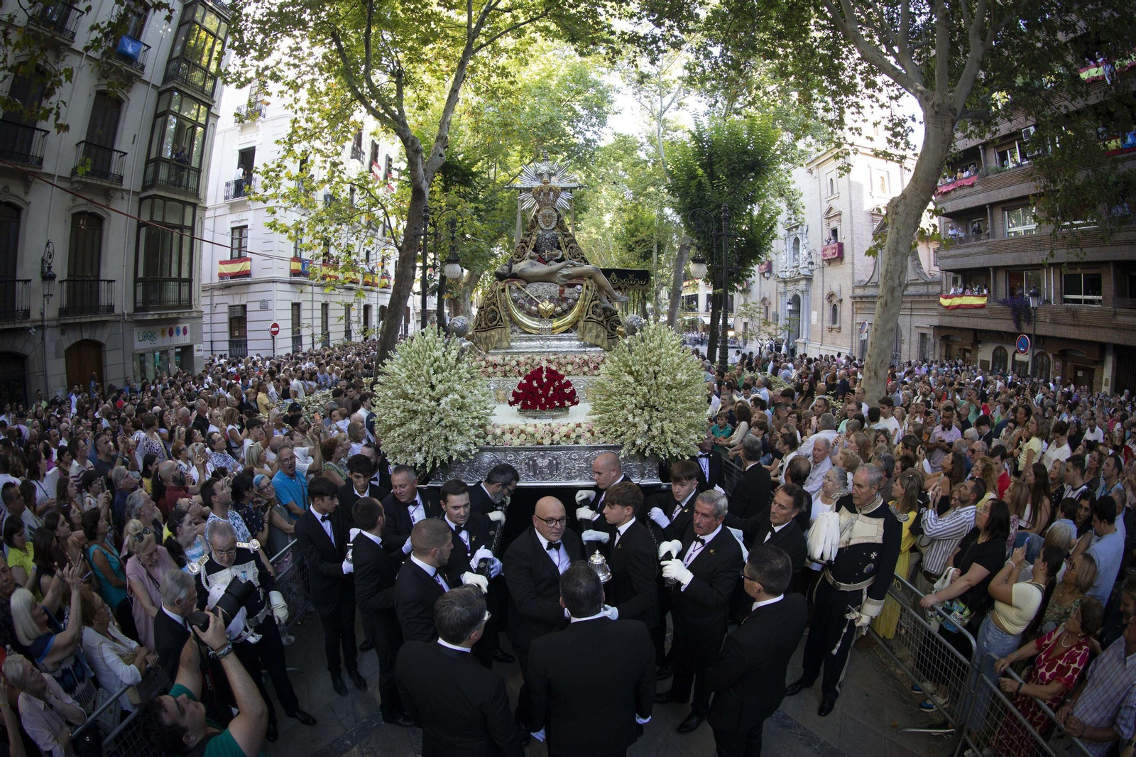 La procesión de la Virgen de las Angustias por Granada, en imágenes