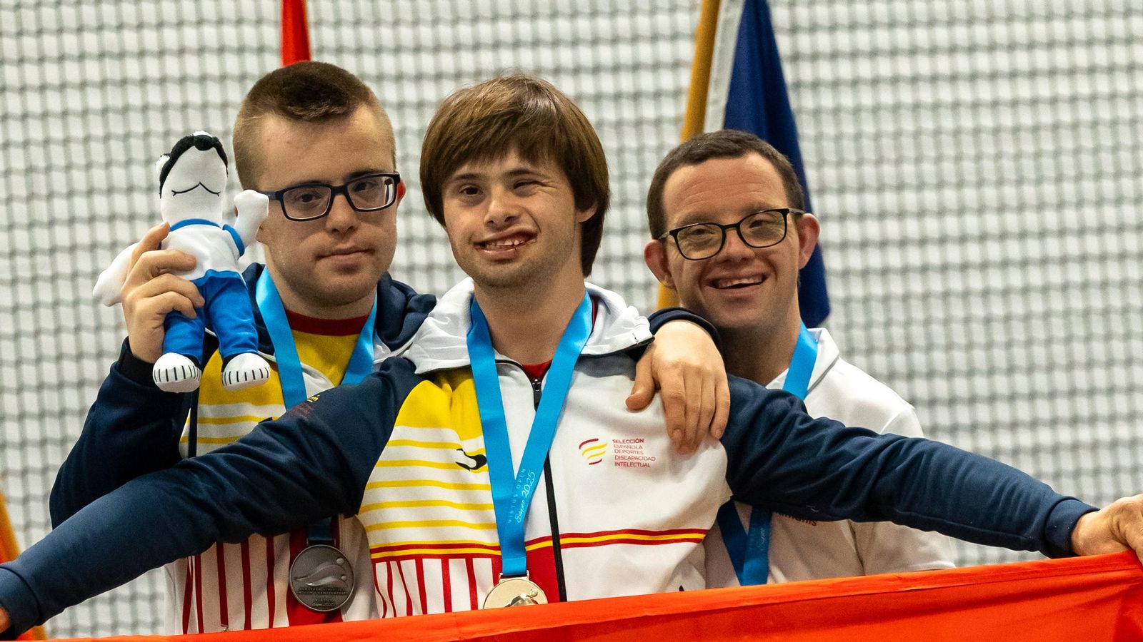 Nicolás Castaño, junto a sus compañeros, en el podium.