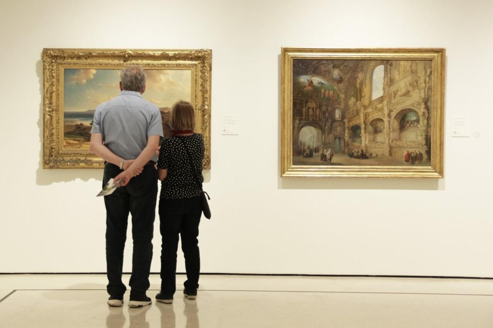 Dos visitantes observan una de las obras del Museo Carmen Thyssen de Málaga. Dos visitantes observan una de las obras del Museo Carmen Thyssen de Málaga.