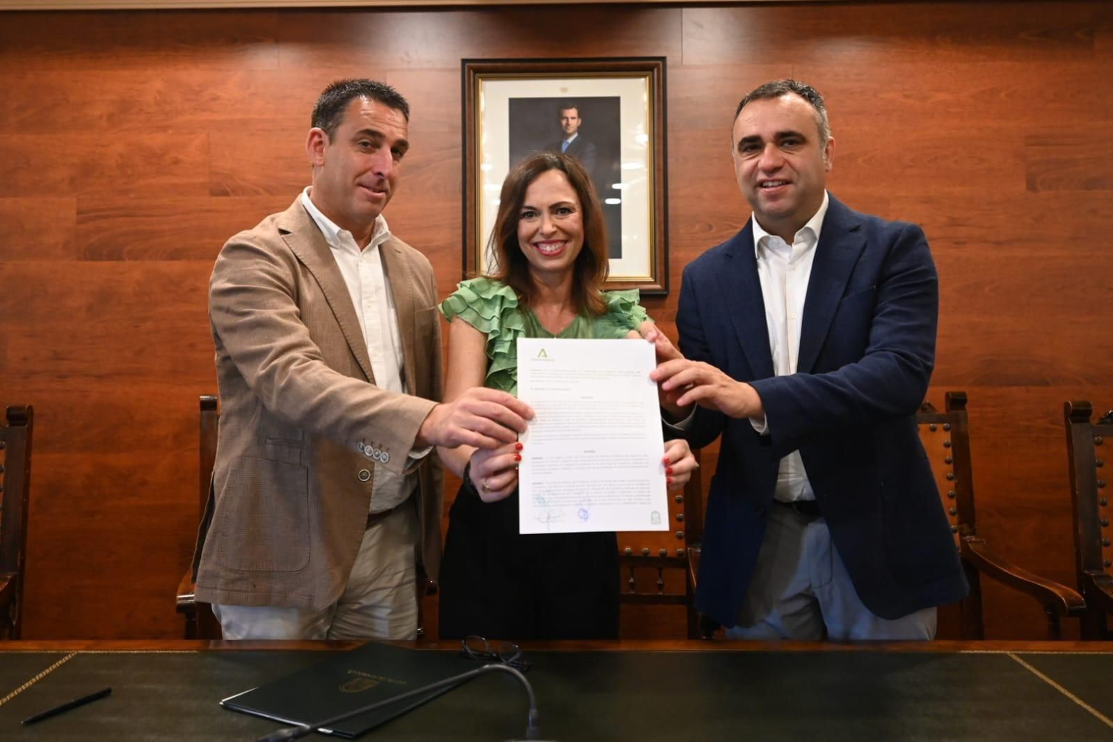 De izquierda a derecha: Jorge Sánchez, alcalde de Alhendín; Rocío Díaz, consejera de Fomento, Rocío Díaz; y Francis Rodríguez, presidente de Diputación y exalcalde de Alhendín.