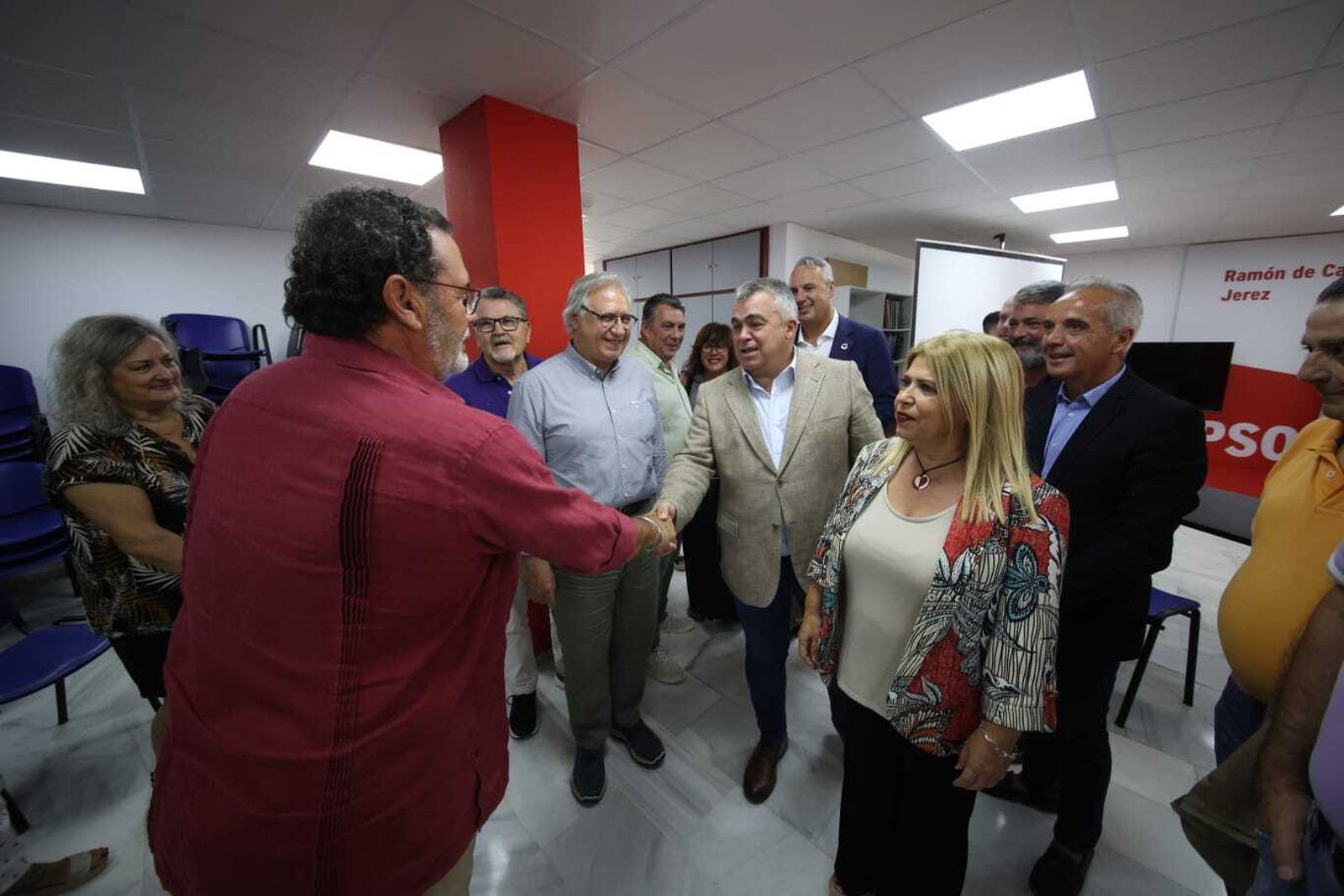 Santos Cerdán, saludando a Juan Manuel Bermúdez en presencia de Mamen Sánchez.