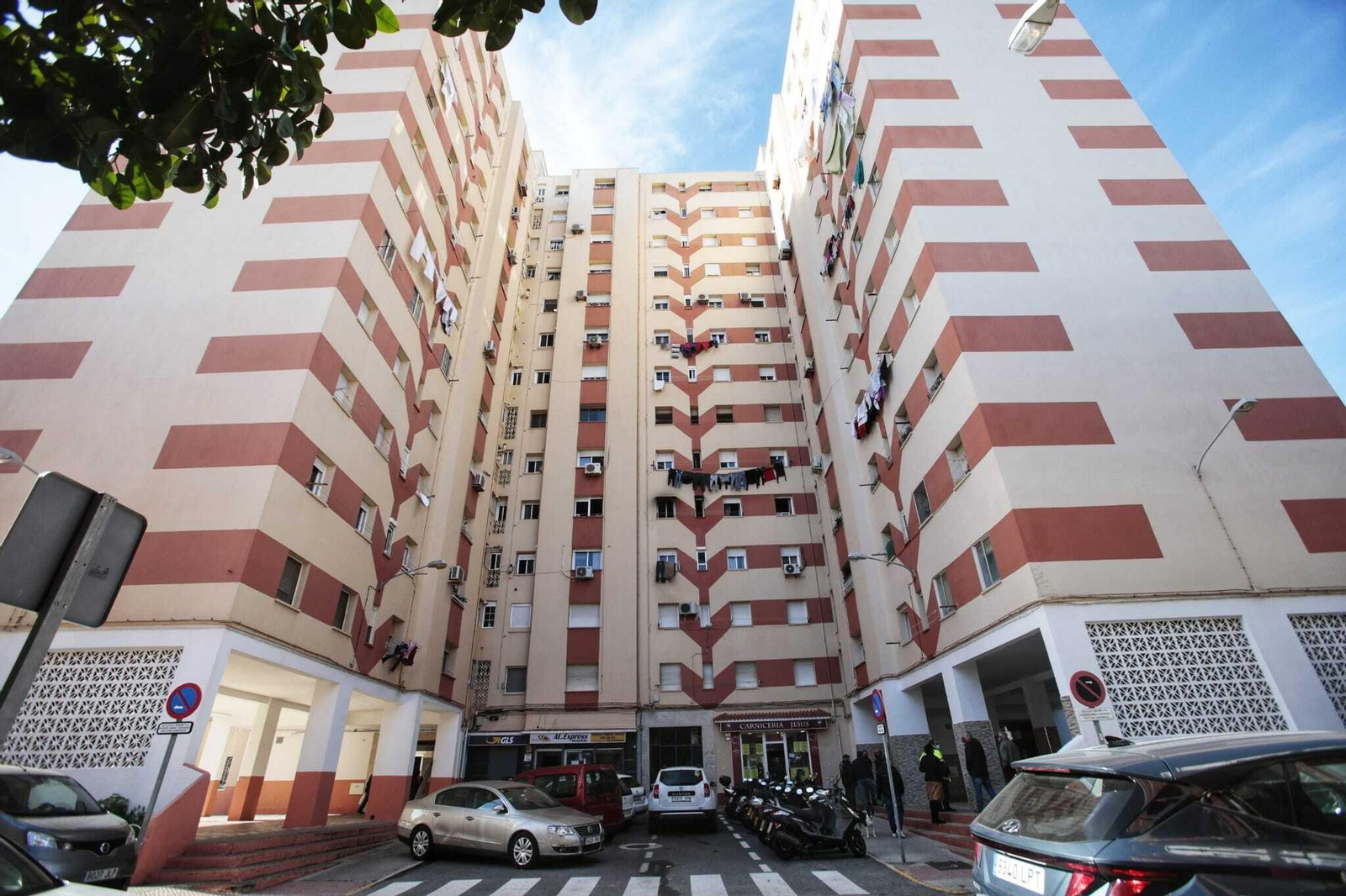 El incendio se ha originado en la cuarta planta de este edificio de la calle Infante de Orleans.