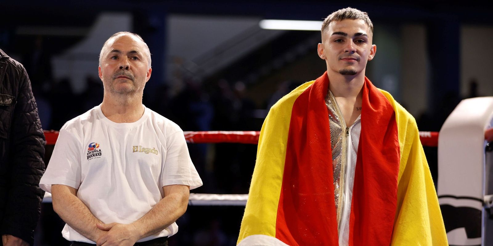 Rafa Lozano Jr., junto a su padre y entrenador, antes de su combate ante Kervin Romero.
